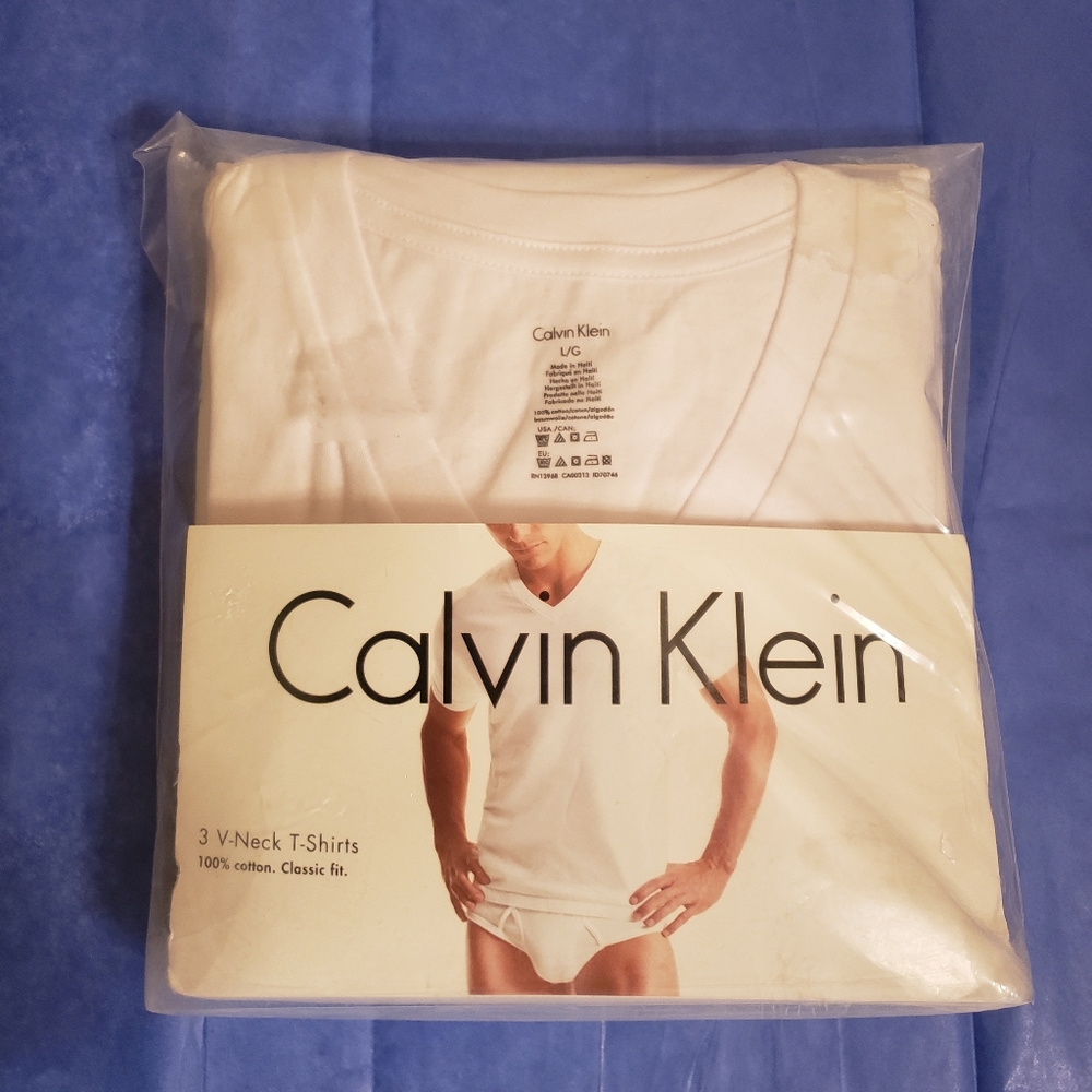 4/$25🌻Calvin Klein 3 V-neck white T-shirts size L